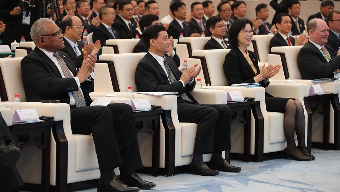 國務(wù)院國資委主辦首屆進(jìn)博會中央企業(yè)國際合作論壇 肖亞慶出席并致辭 沈瑩主持論壇 